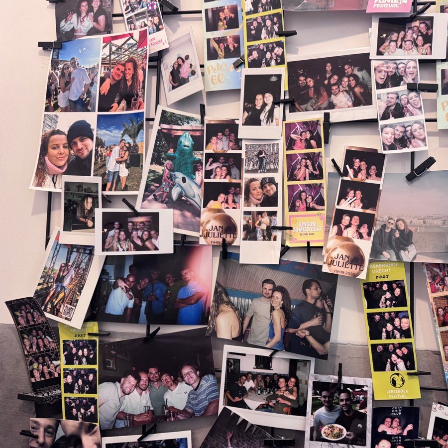 Muur vol photobooth-strips en polaroids van verschillende feesten