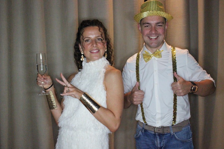 Stel poseert met gouden props in de photobooth