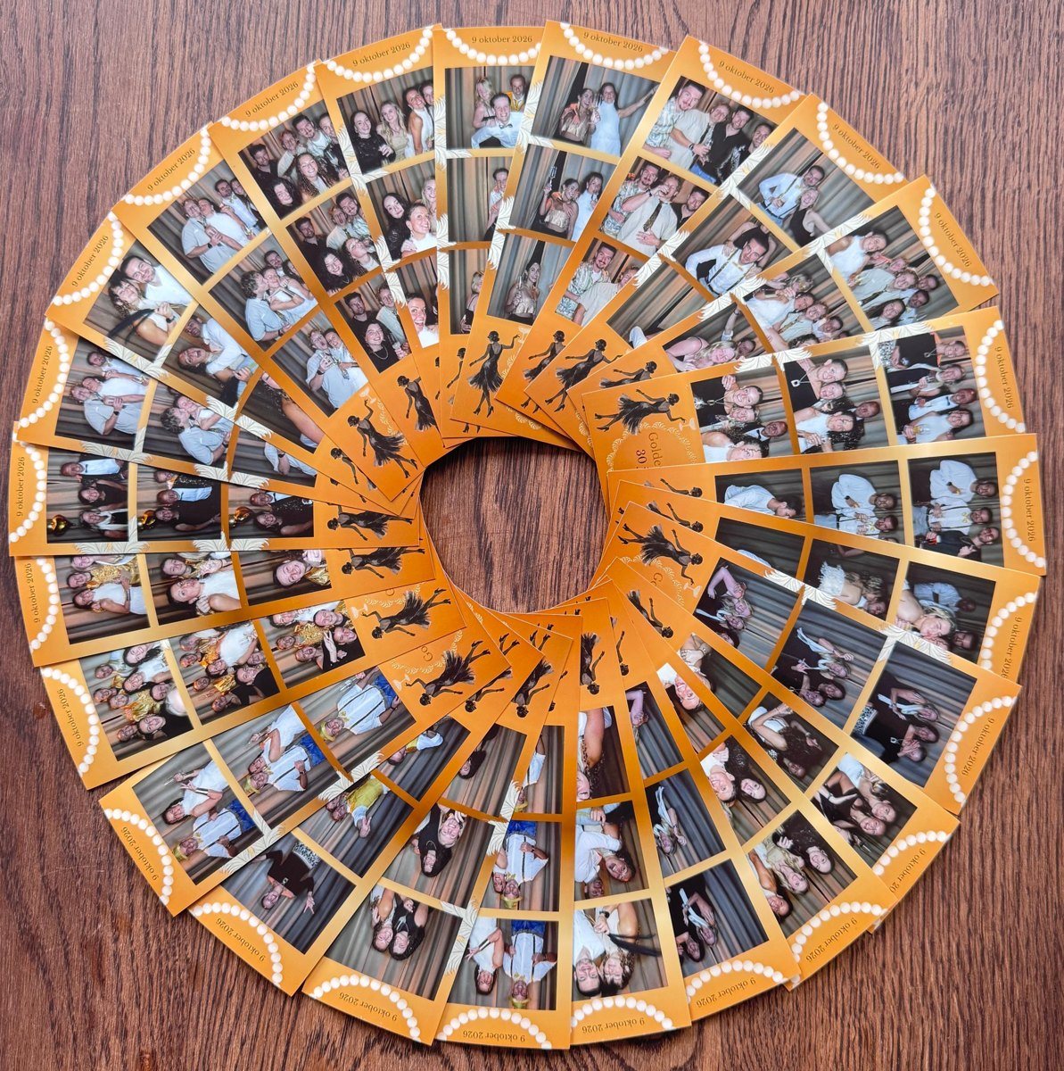 Tientallen oranje Posar-fotostrips in een cirkel op een houten tafel